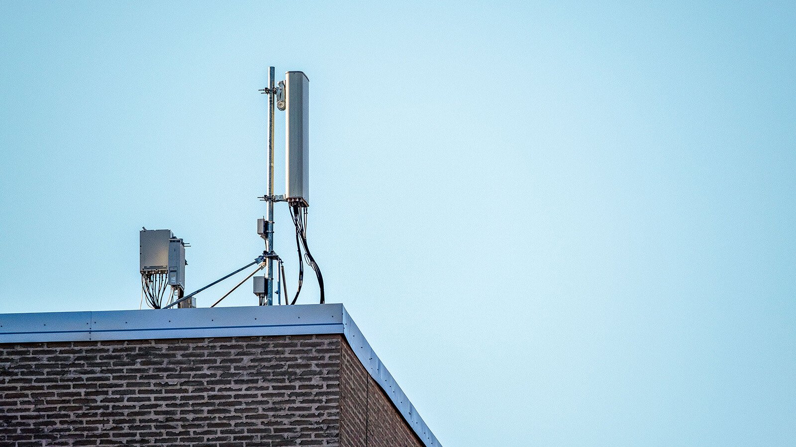 5G Deployment Calls for Contrasting Cloud and Edge Architecture That Can Coexist